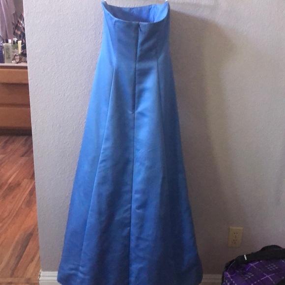 David’s Bridal woman’s formal gown size 4 - Picture 4 of 4